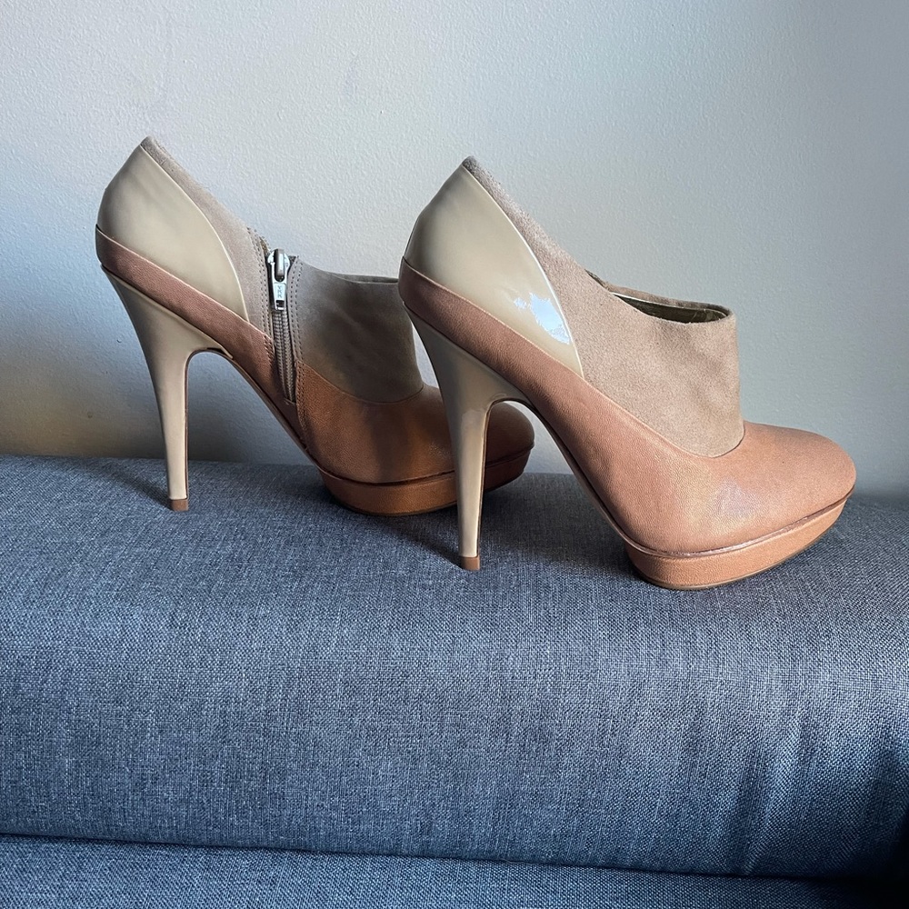 NWTCharles David Nude/Champagne shoes in size 7 never worn